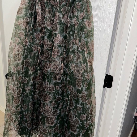 Elegant Floral Maxi Dress in Green - Picture 4 of 8